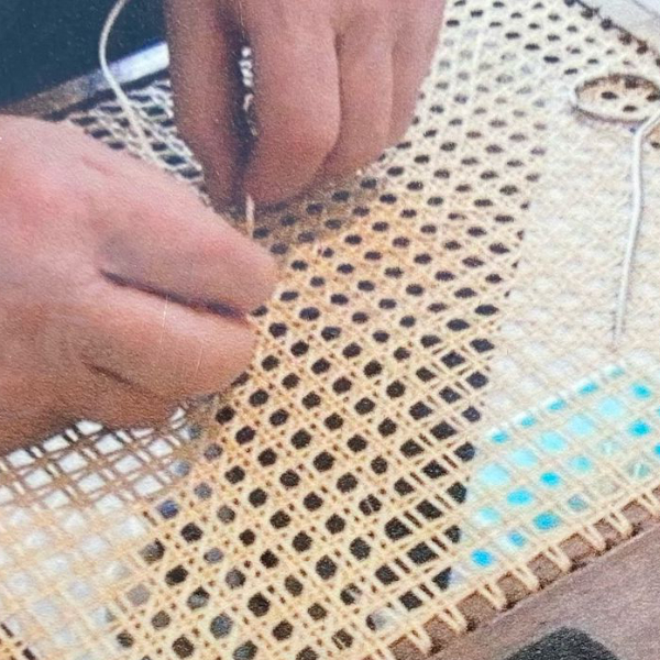 cannage_clinique_de_la_chaise détails du savoir-faire du cannelage sur une chaise, de façon traditionnel et minucieuse